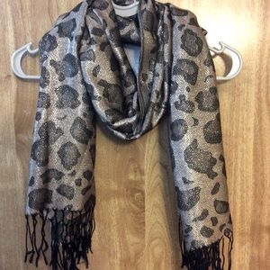 Leopard gray/silver scarf.